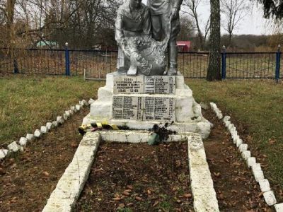 Братская могила воинов Советской Армии, погибших в период Великой Отечественной войны. Захоронено 150 человек, установлено фамилий на 26 человек. Скульптурная группа установлена в 1963 году