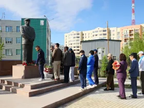 В Якутске возложили цветы к памятнику Илье Винокурову в рамках Спартакиады трудовых коллективов