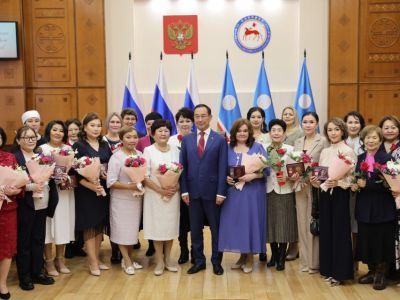 Айсен Николаев вручил государственные награды матерям Якутии