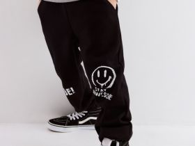 Чёрные спортивные брюки Jogger с принтом для мальчика Глория Джинс