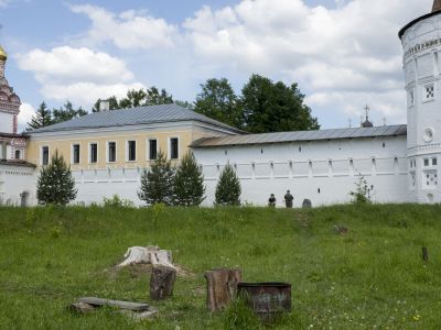 Прясло стены между Воскресенской башней и Святыми воротами с церковью Петра и Павла
