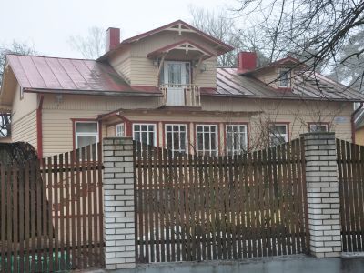 Дом, в котором в 1905-1908 гг. нелегально жил видный партийный деятель Шлихтер Александр Григорьевич, в 1906 и 1907 гг. в этом доме бывал Ленин Владимир Ильич