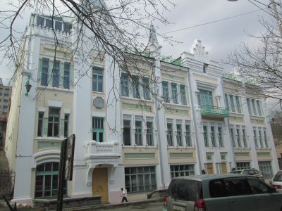 Здание бывшего Собрания приказчиков, в котором в 1906 г.  нелегально работал первый социал-демократический кружок под руководством Л.М. Карахана, впоследствии известного советского дипломата