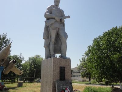 Братская могила 240 советских воинов, погибших в боях с фашистскими захватчиками