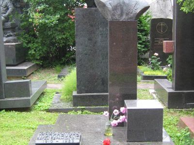 Могила - Городовиков Басан Бадьминович (1910-1983), Герой Советского Союза