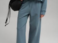 Трикотажные брюки объемного кроя из футера