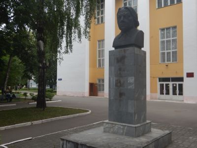 Памятник-бюст Н.К.Крупской. Скульпторы О.А.Дедов, В.М.Козьмин