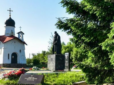 Братская могила советских воинов