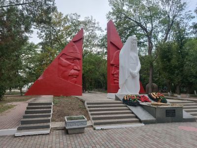 Братская могила красных партизан, погибших в годы гражданской войны и воинов Советской Армии, погибших в 1942 - 1943 гг.