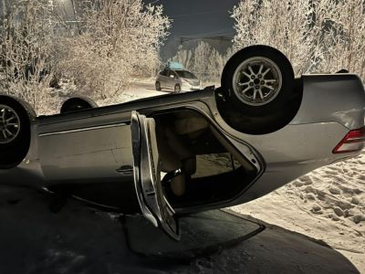 В Жатае женщина напала на таксиста, угнала его авто и устроила ДТП