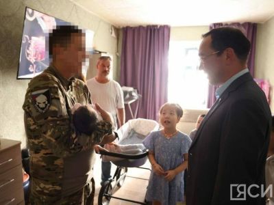 Айсен Николаев в Тикси встретился с участником СВО и его семьей