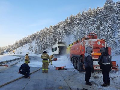 Около шести кубов дизельного топлива вытекло на месте ДТП с участием бензовоза в Якутии