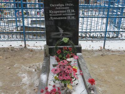 Могила лейтенанта летчика П. Лукьянова и старшего техника лейтенанта, погибших в 1944 г. при выполнении боевого задания