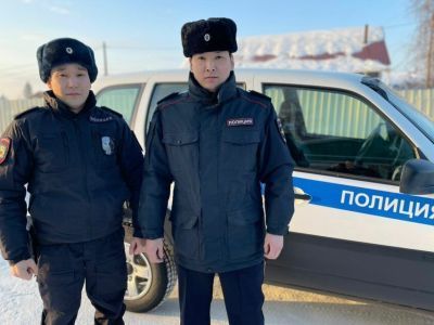 В Якутии сотрудники полиции спасли мужчину из горящего гаража