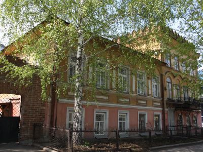 Двухэтажный каменный жилой дом