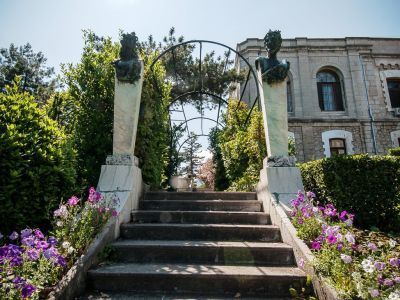 Скульптуры «Нимфы» и «Сатира» с южной стороны виллы