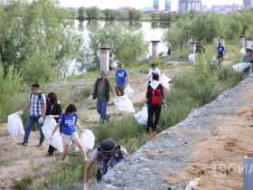 В Якутске прошел субботник «Особенности национальной уборки»