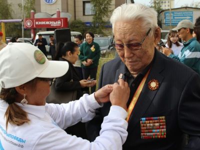 Живая легенда Якутии: 99-летнему ветерану Кириллу Павлову устроили праздник во дворе