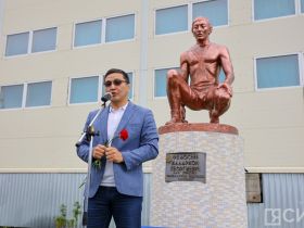 В селе Ытык-Кюель возложили цветы к памятнику Иллариону Федосееву