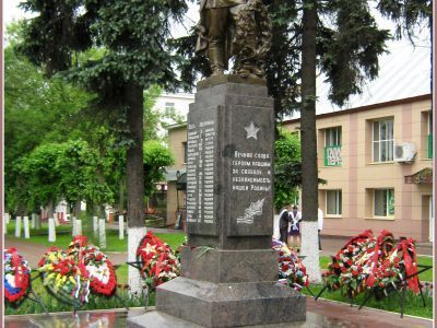Братская могила советских воинов