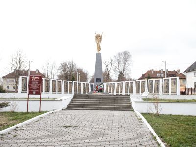Братская могила советских воинов, погибших в марте 1945 года