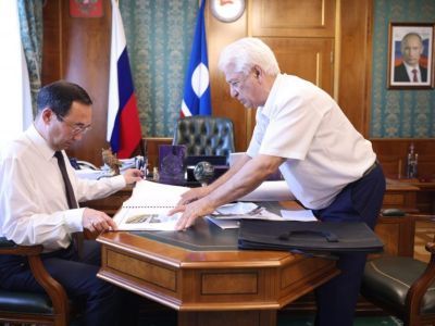 Айсен Николаев встретился с кузнецом Борисом Гумер-Оглы