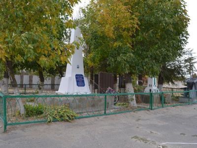 Братская могила советских воинов, погибших при восстановлении ж.д. моста через р. Дон