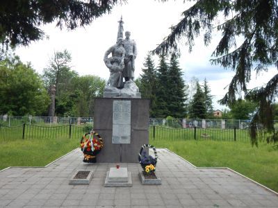 Братская могила воинов Советской Армии, погибших в феврале 1943 года. Захоронено 52 человека, установлено фамилий на 38 человек. Скульптура установлена в 1950 году