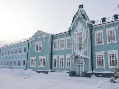 Двухэтажное деревянное здание бывшего городского училища