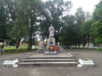 Братская могила воинов, погибших в боях за Родину в 1942 - 1943 гг.