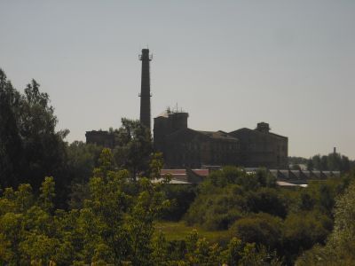 Памятное место, где в 1906, 1911, 1913, 1916 гг. происходили крупные стачки ярцевских ткачей на хлопчатобумажной фабрике купца А.И.Хлудова