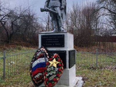 Братская могила воинов Советской Армии, погибших феврале 1943 года. Захоронено и установлены фамилии  на 27 человек. Скульптура установлена в 1953 году