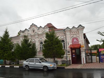 Здание, построенное в псевдорусском стиле. Образец архитектуры общественных зданий