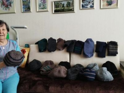 В Якутии 86-летняя бабушка связала теплые вещи для участников СВО