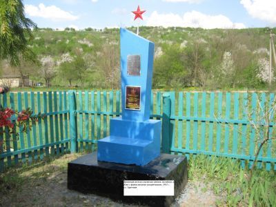 Братская могила советских воинов, погибших в боях с фашистскими захватчиками