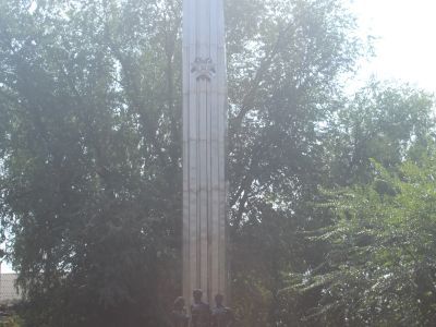 Место казни советских граждан немецко-фашистскими захватчиками в 1941-1943 годах. Установлена мемориальная доска