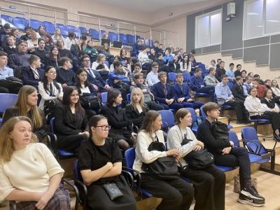 Сотрудники «Якутугля» провели урок по профориентации для гимназистов