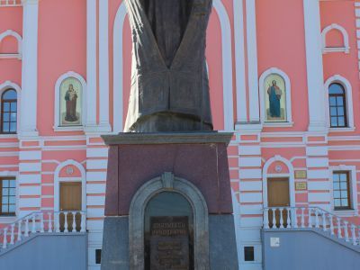 Памятник митрополиту Иннокентию Вениаминову (1797-1879 гг.) - архиепископу Камчатки, Якутии, Приморья и Северной Америки, с 1868 г. митрополит Московский и Коломенский