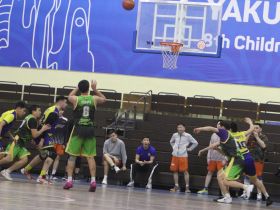 В Якутске мужские баскетбольные команды начали бороться за путёвки на игры в Нюрбе