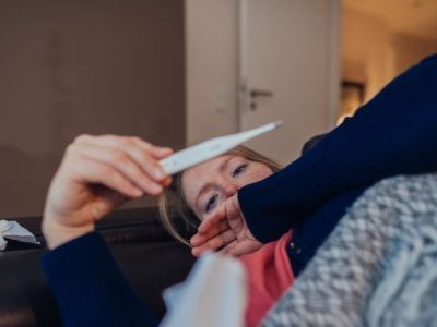 Врачи перечислили шесть скрытых симптомов "омикрона"