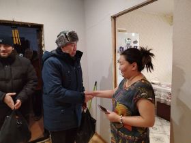 В Якутии вручили новогодние подарки семьям военнослужащих