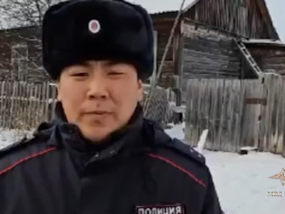 Полицейского из Якутии наградили медалью за спасение людей из горящей квартиры