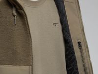 Утепленный бомбер с капюшоном