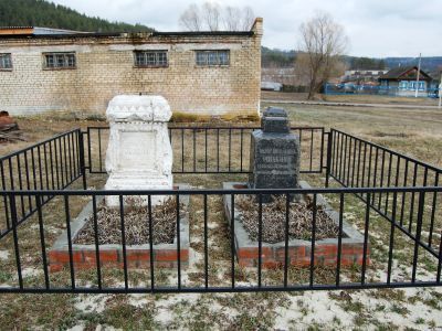 Надгробия (надмогильные памятники) Е.Ушаковой и М.Н.Ушаковой