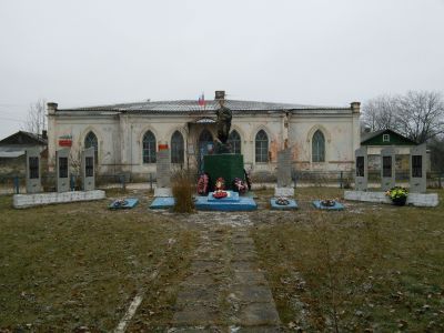 Братское кладбище воинов Советской Армии, погибших в 1941-1943 гг.