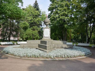 Братская могила героев гражданской войны, погибших в 1919 году при защите Петрограда от банд Юденича