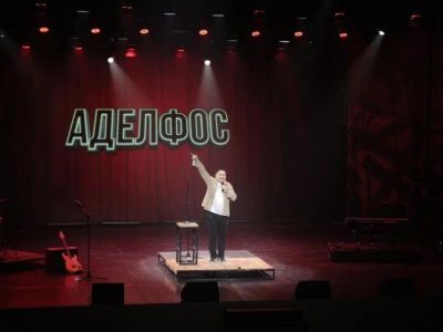 Комик и музыкант Аделфос — о «поющей рекламе», создании роликов и предсказании шаманки