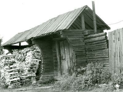 Бревенчатая ограда с воротами и калиткой на крестьянской усадьбе М.Д.Кокоулиной