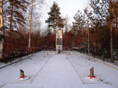 Памятник-стела на месте, где в 1943 г. была построена ж.д. переправа и ж.д. линия, связывавшая Ленинград со страной (после прорыва блокады Ленинграда)