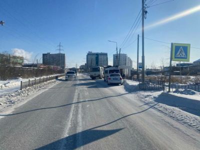В Якутске автомобиль сбил 16-летнюю девочку-пешехода
